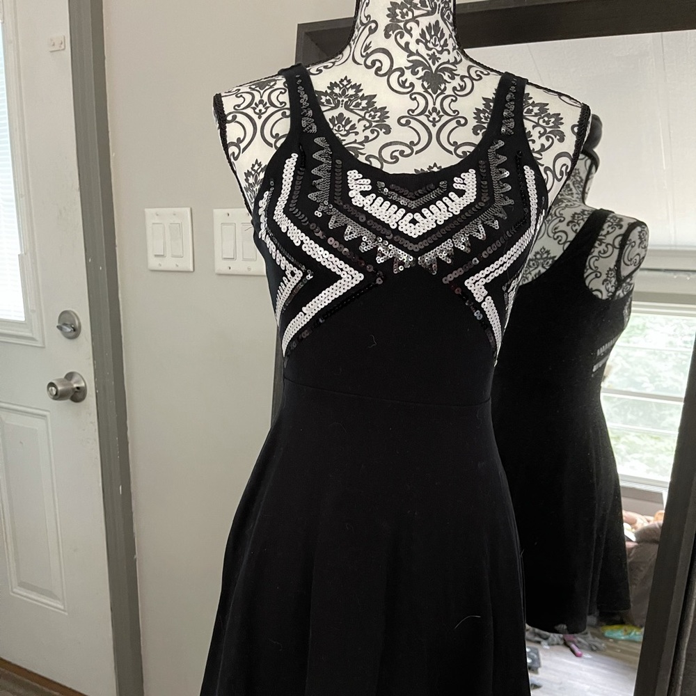 Cute little black dress.